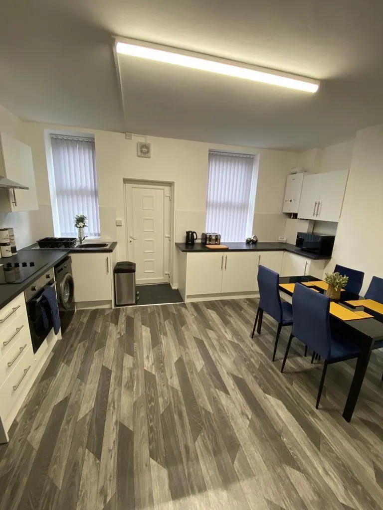 Room Raglan Road in Burnley
