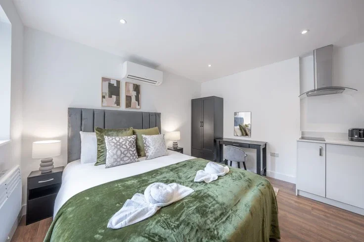 Flat Beaufort Gardens in Greater London