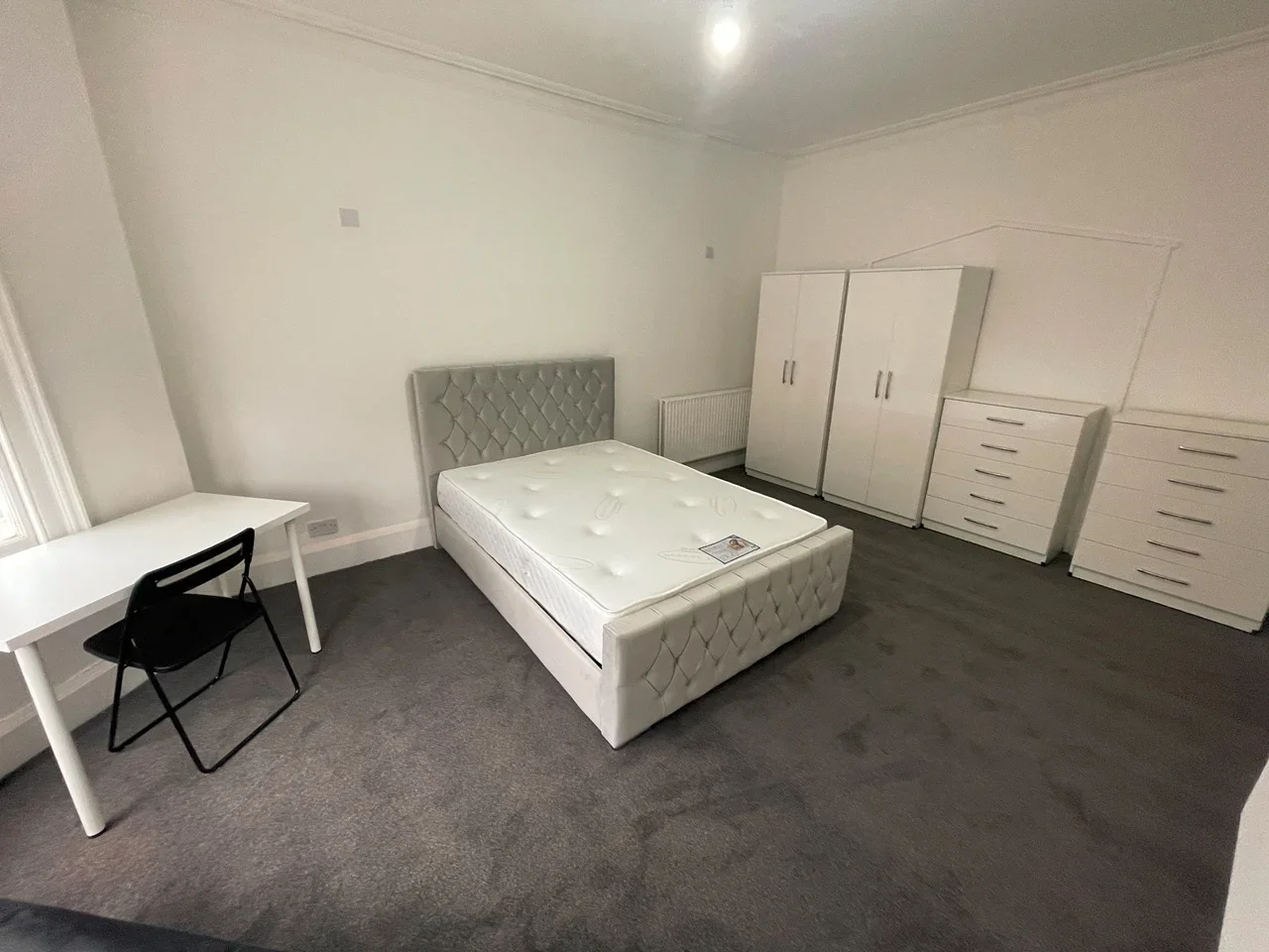 Room Kings Road in Greater London