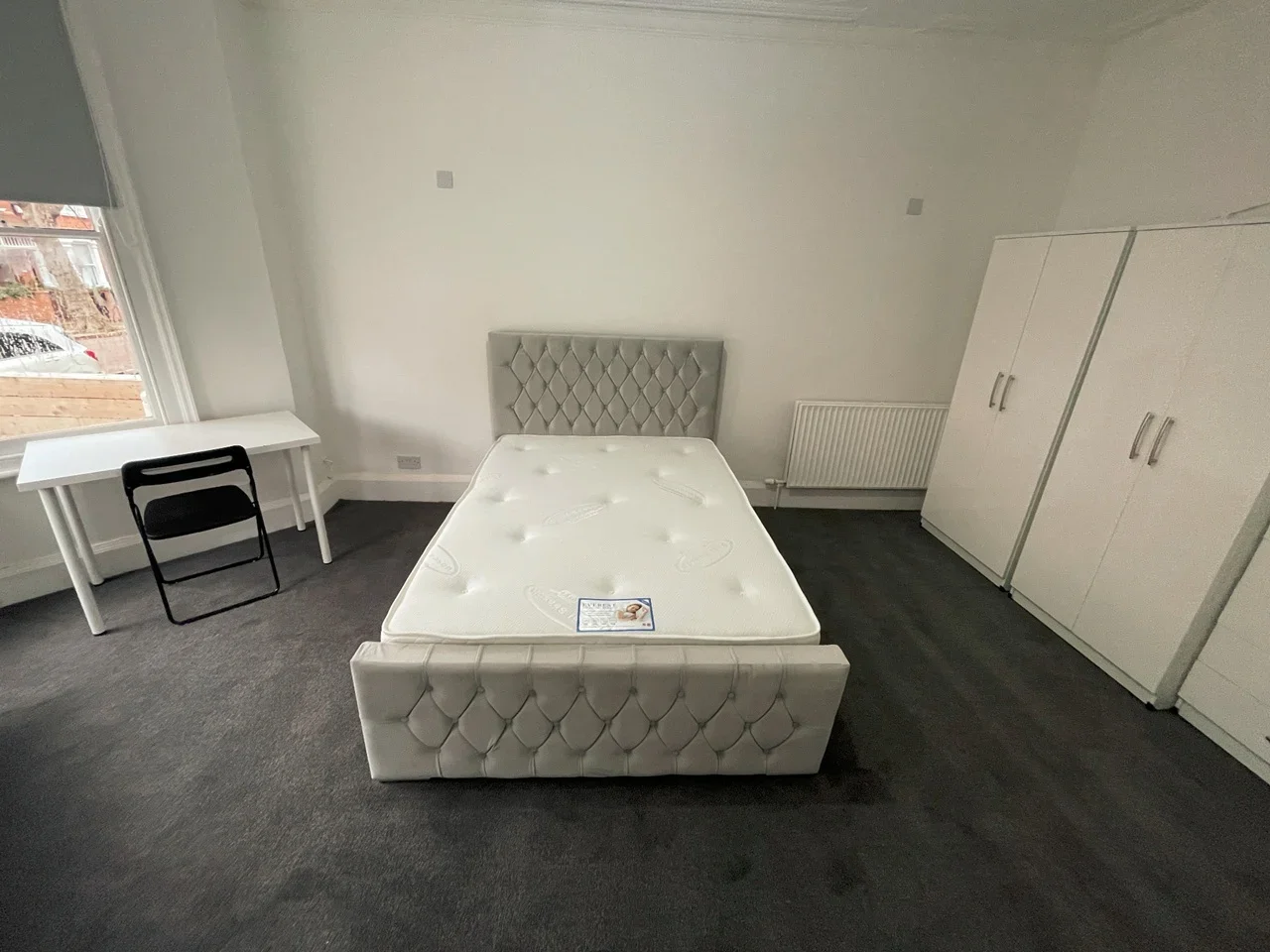 Room Kings Road in Greater London