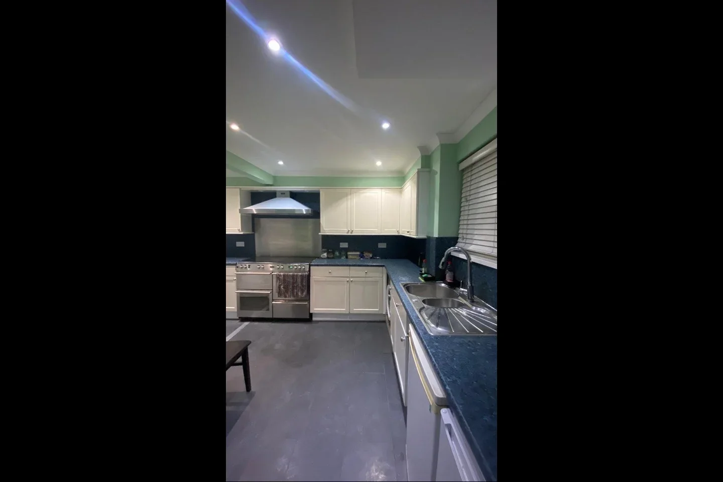 Room Gourney Grove in Grays