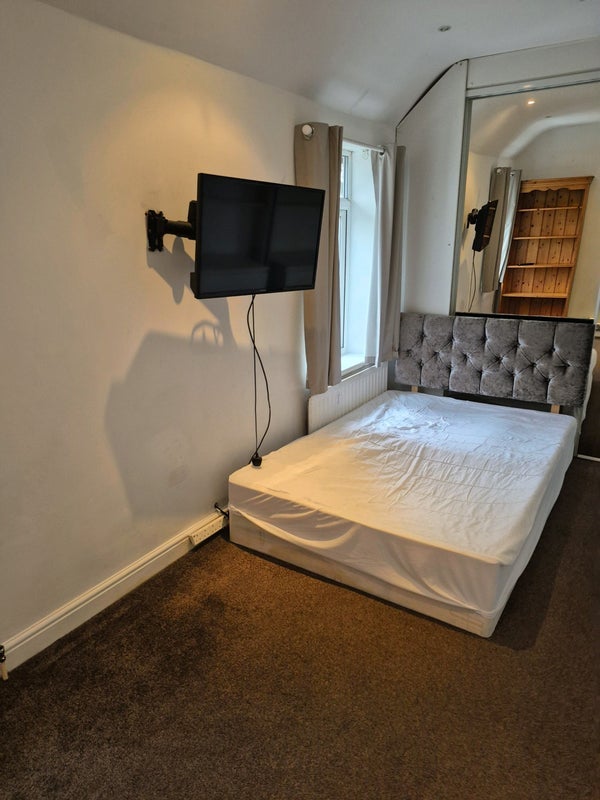 Room Cannon Hill Lane in Greater London