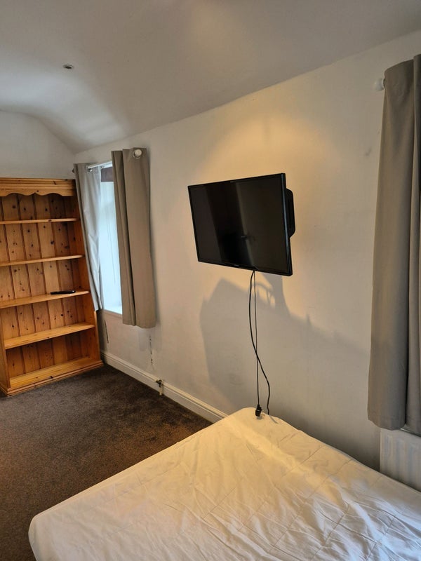 Room Cannon Hill Lane in Greater London