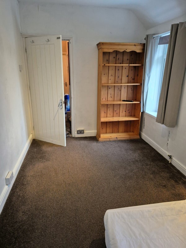 Room Cannon Hill Lane in Greater London