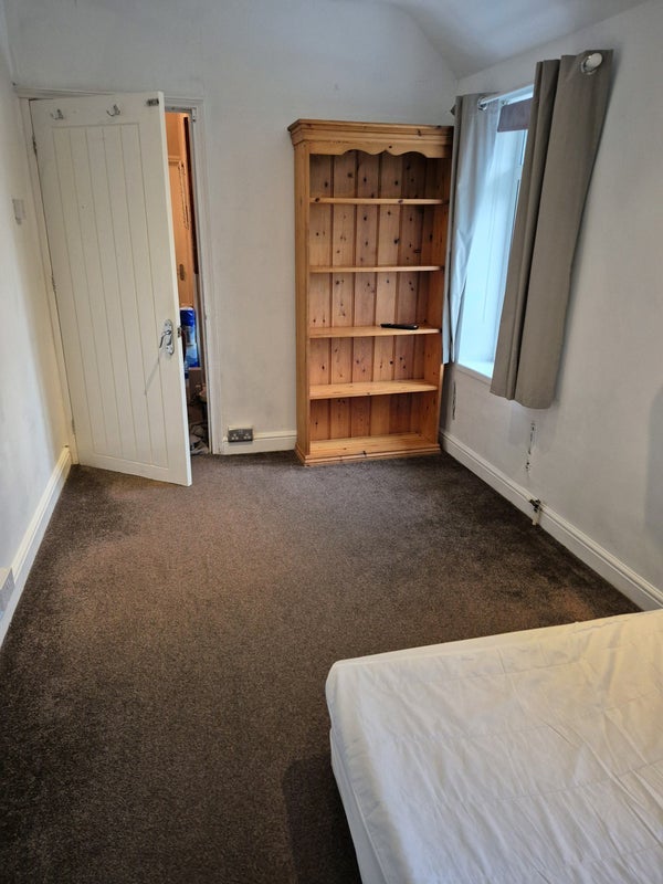 Room Cannon Hill Lane in Greater London