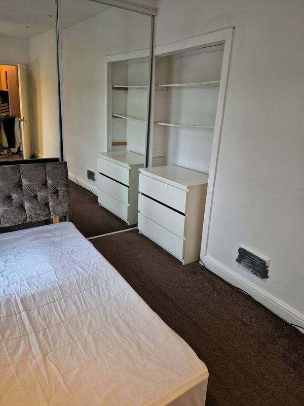 Room Cannon Hill Lane in Greater London