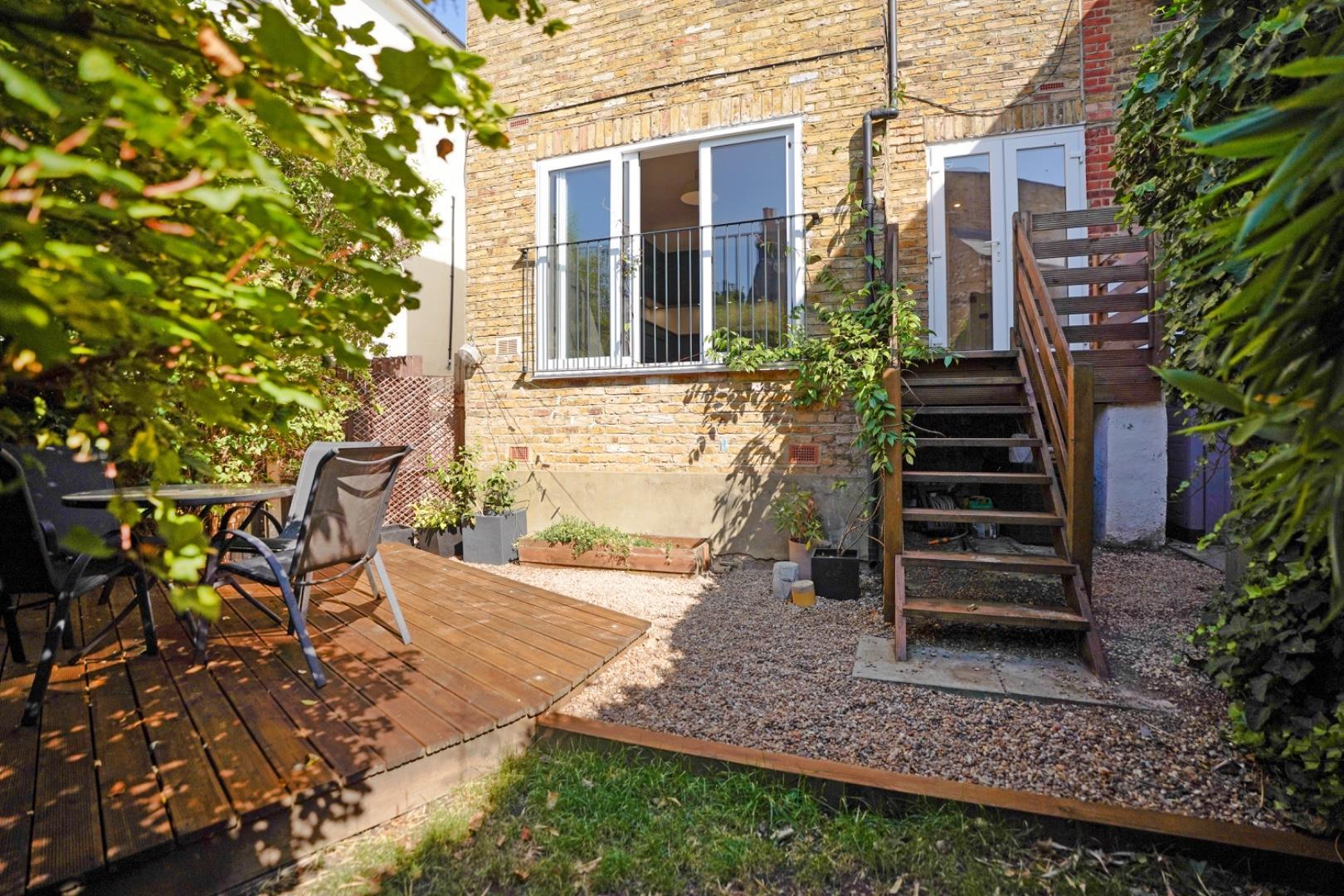 Flat Barry Road in Greater London