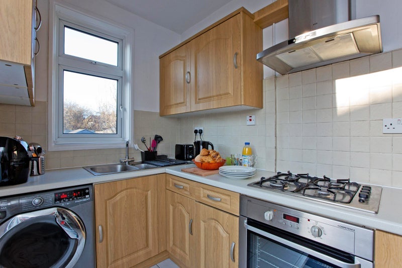 Room Henningham Road in Greater London