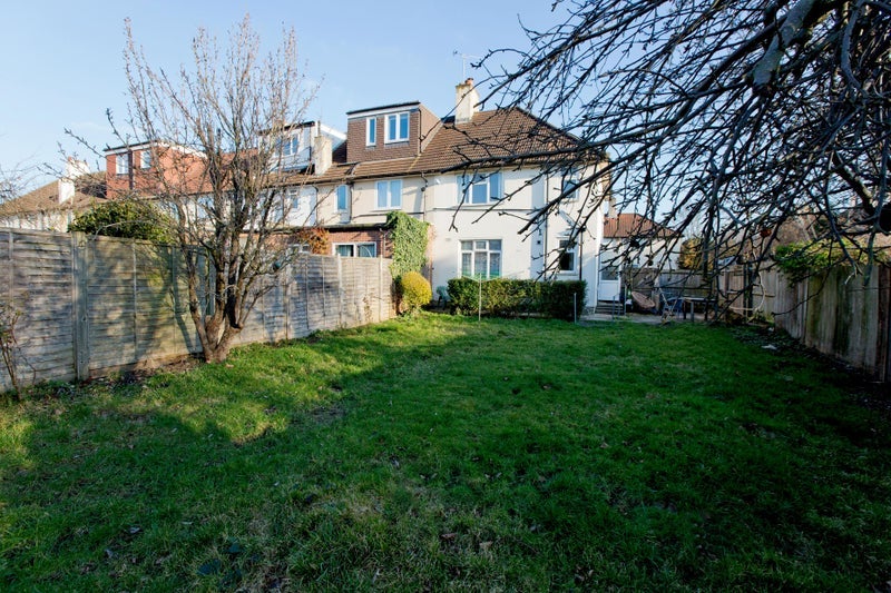 Room Henningham Road in Greater London