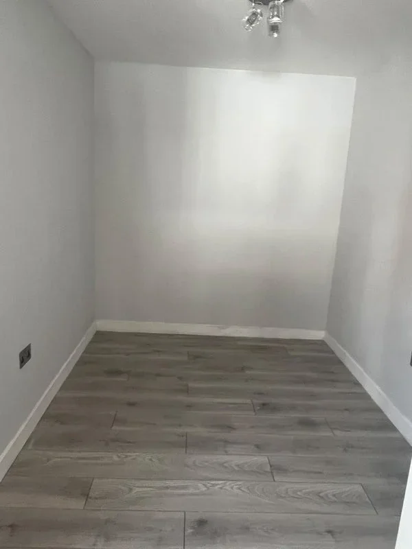 Flat Upper Rainham Road in Greater London