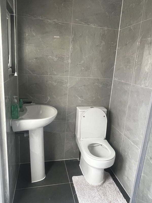 Flat Upper Rainham Road in Greater London