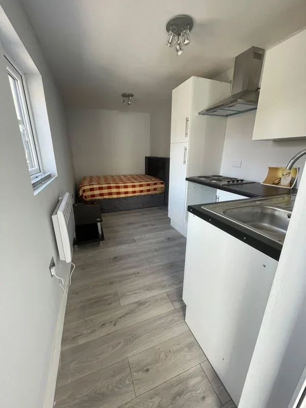 Flat Upper Rainham Road in Greater London