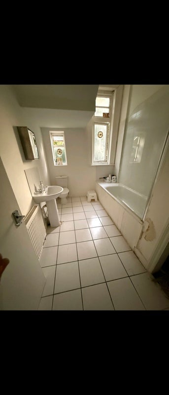 Room Thicket Road in Greater London