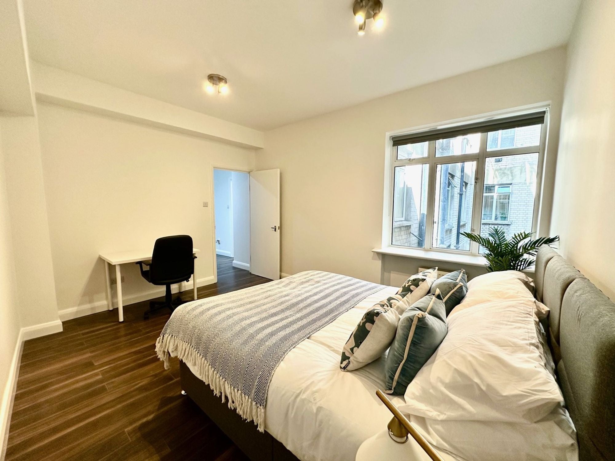 Flat Hampstead Road in Greater London