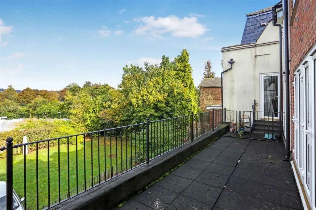 Flat Mulberry Close in Reigate and Banstead