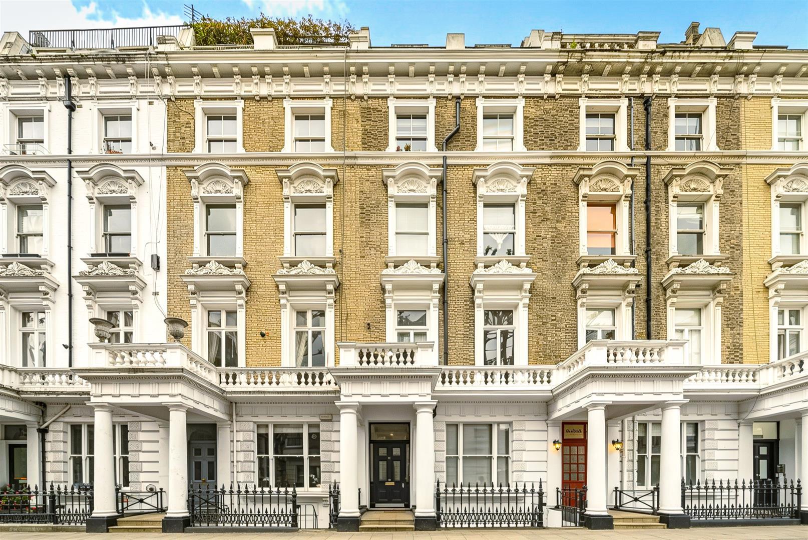 Flat Linden Gardens in Greater London