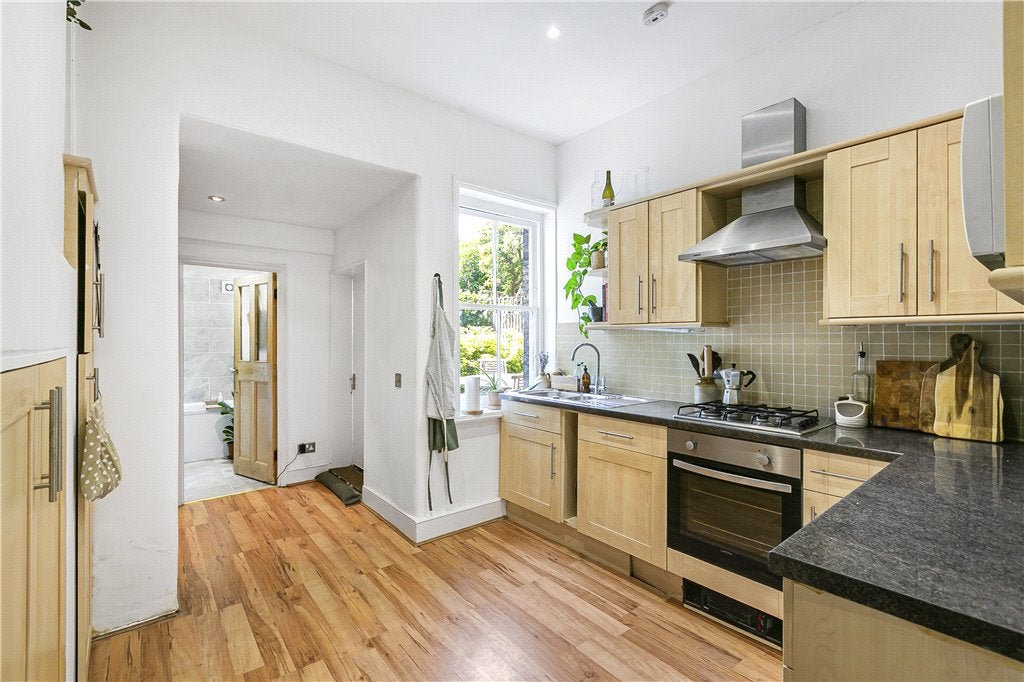 Flat Cromford Road in Greater London