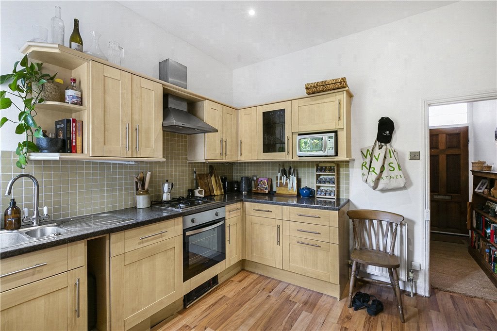 Flat Cromford Road in Greater London