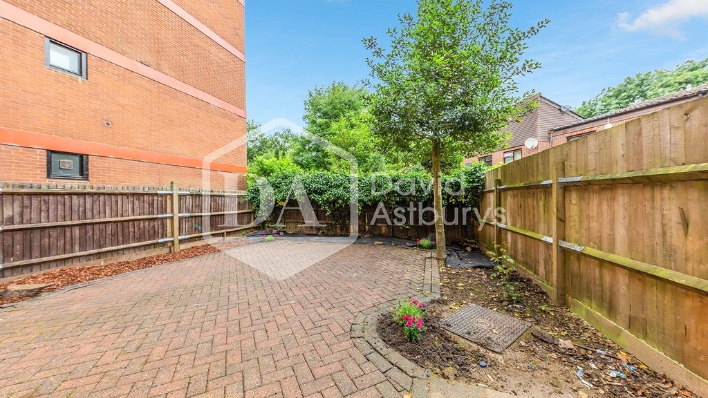 Flat Hornsey Lane in Greater London