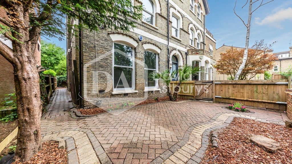 Flat Hornsey Lane in Greater London