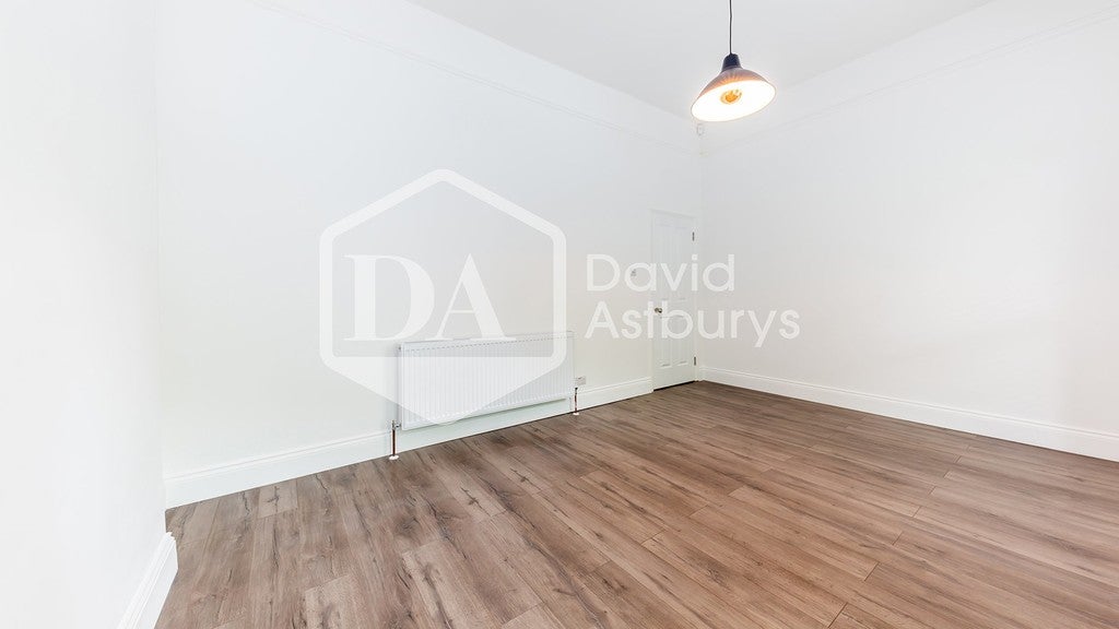 Flat Hornsey Lane in Greater London