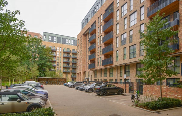 Flat Whelan Road in London