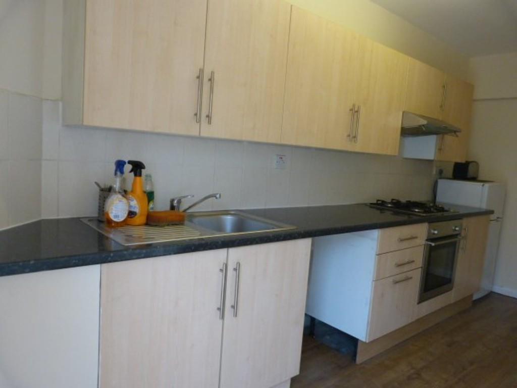 Flat Oaklands Road in Greater London