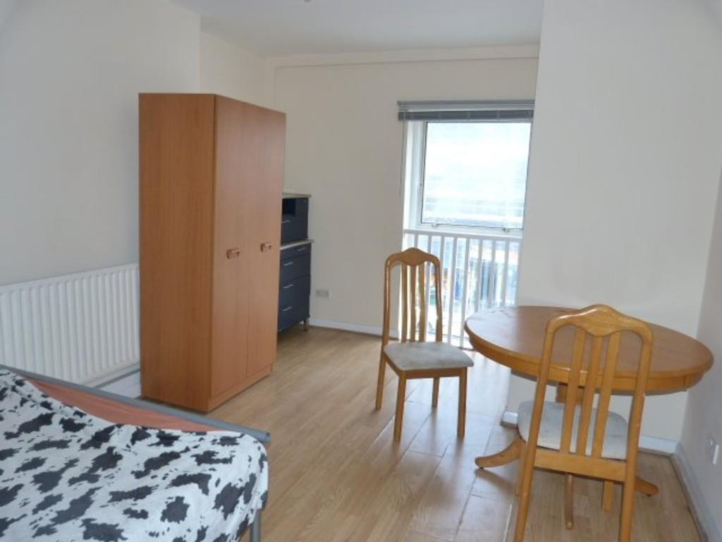 Flat Oaklands Road in Greater London