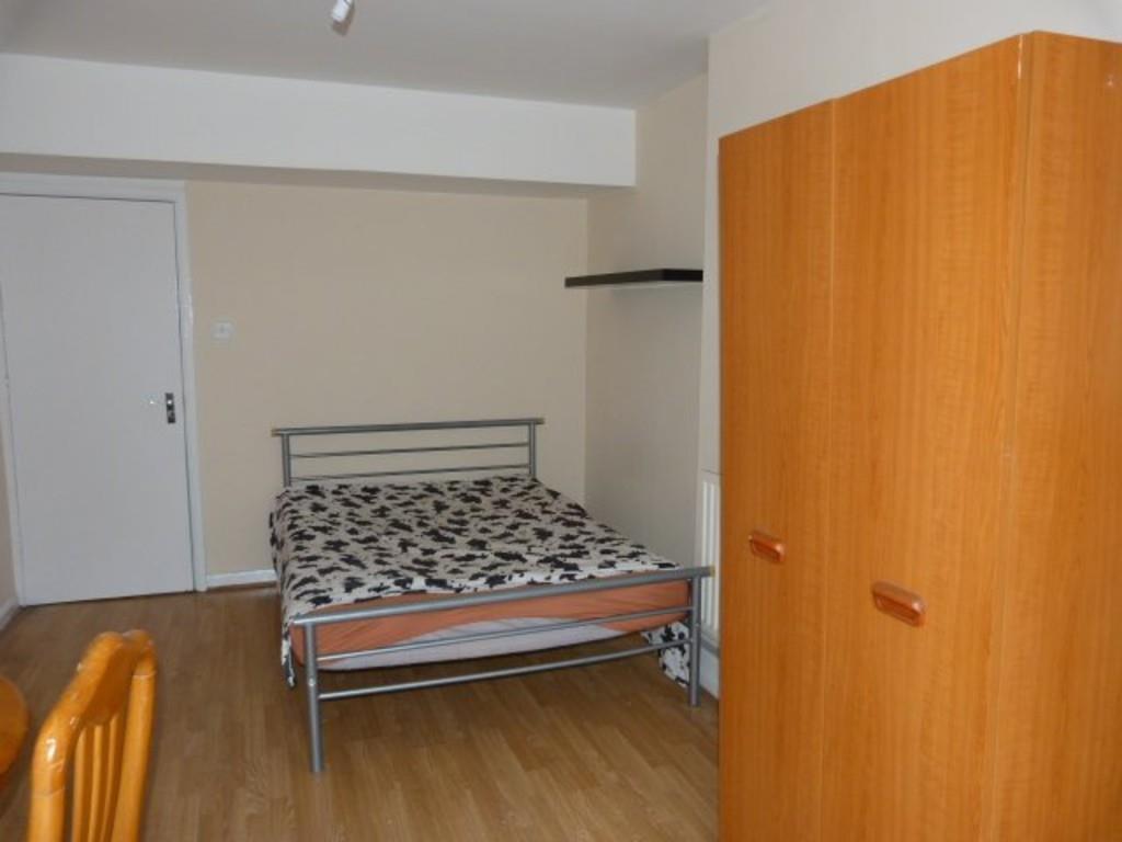 Flat Oaklands Road in Greater London