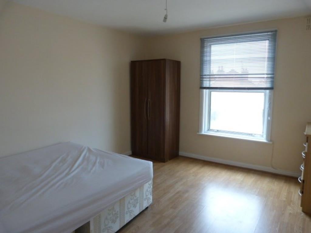 Flat Oaklands Road in Greater London