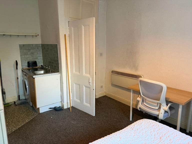 Flat Eastwood Avenue in Glasgow