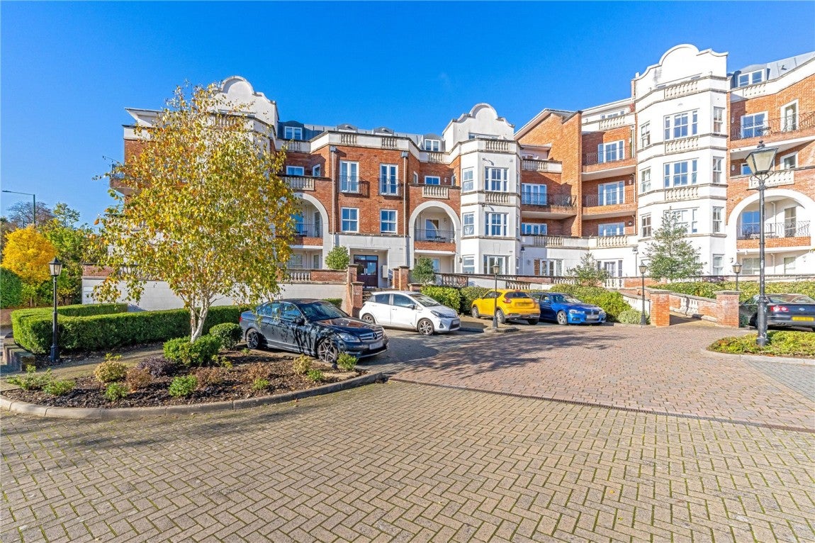 Flat Burleigh Road in Ascot