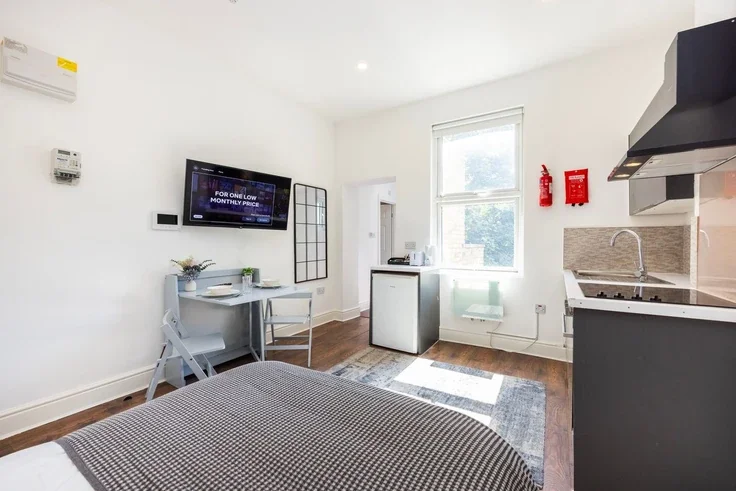 Flat Warwick Road in Greater London