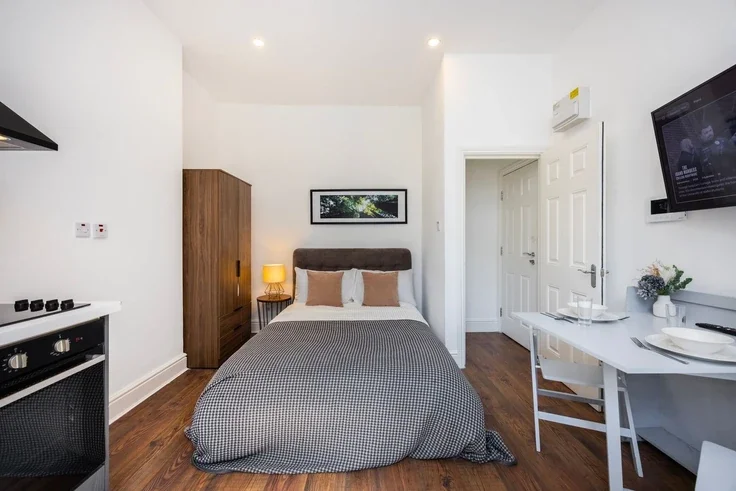 Flat Warwick Road in Greater London