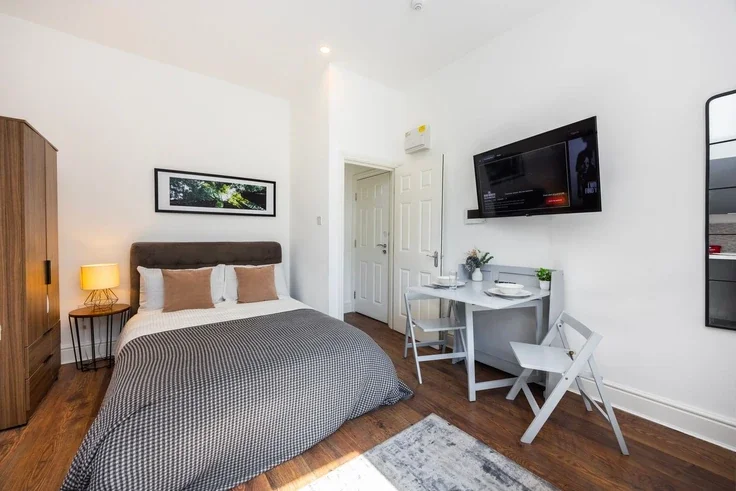 Flat Warwick Road in Greater London