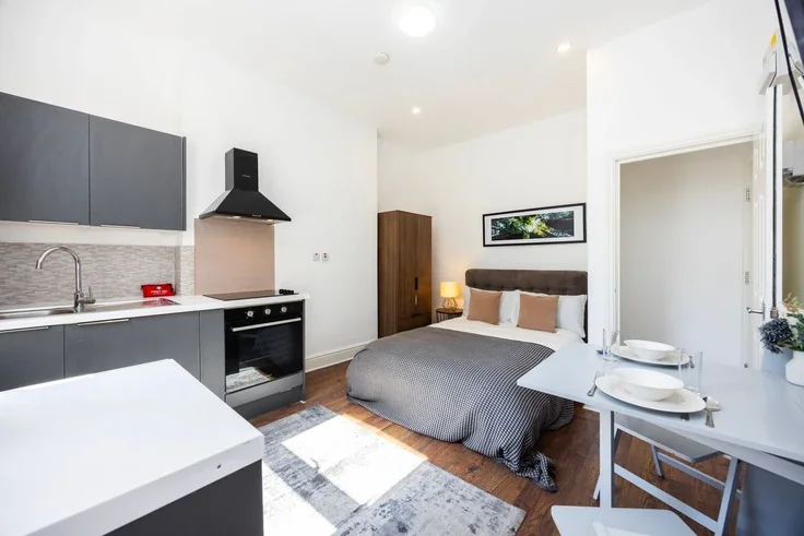 Flat Warwick Road in Greater London