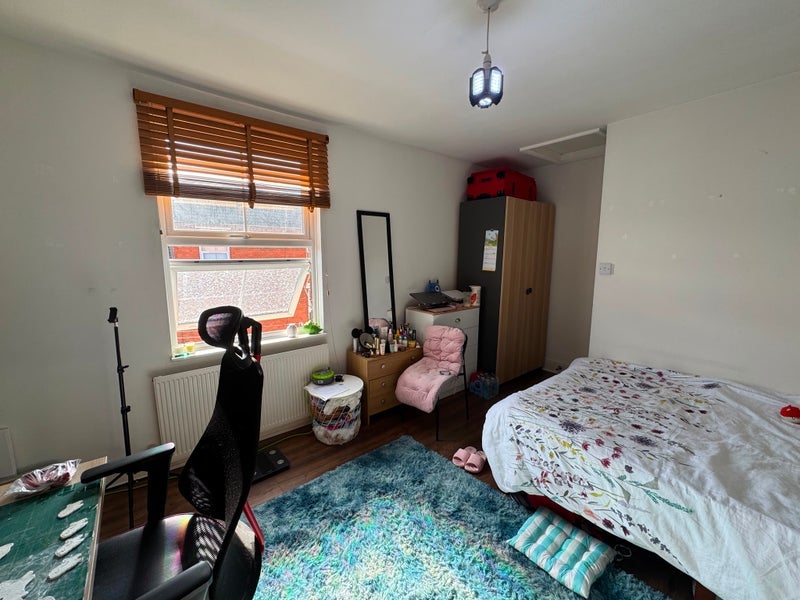 Room Cedar Road in Nottingham