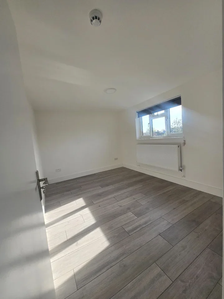 Room Lansdell Road in Greater London