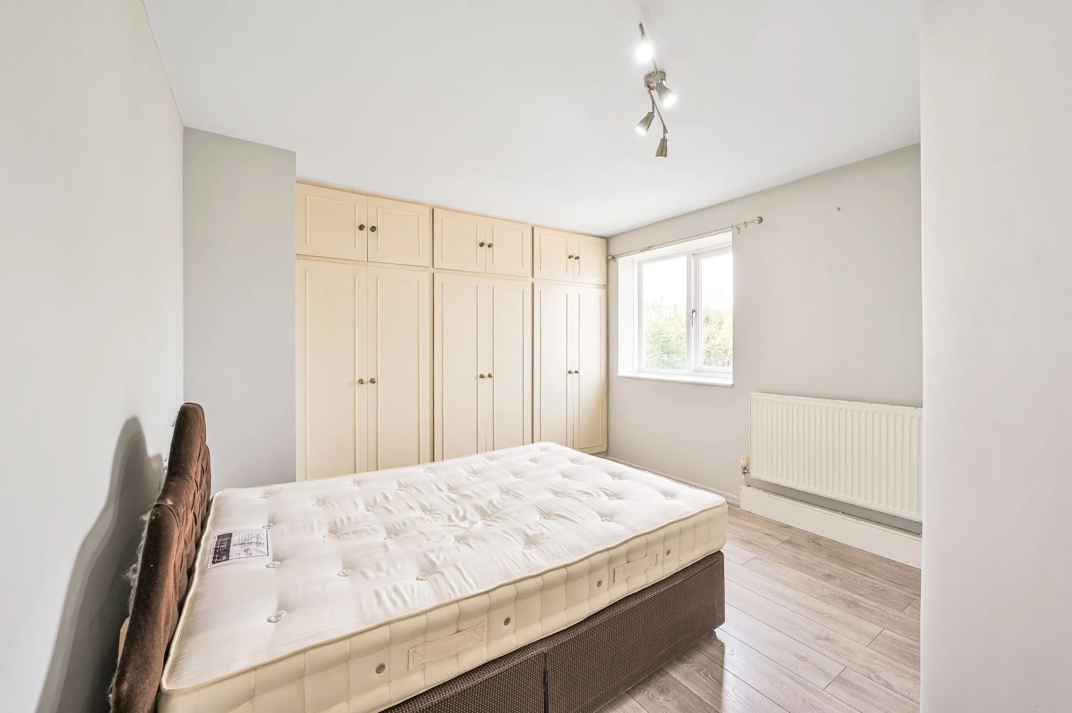 Flat Friern Barnet Lane in Greater London