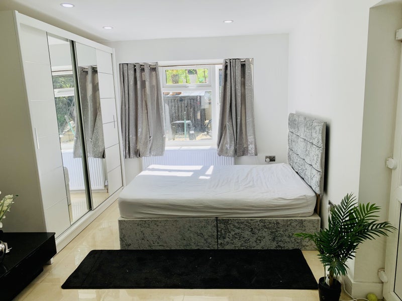 Room Botelers in Basildon