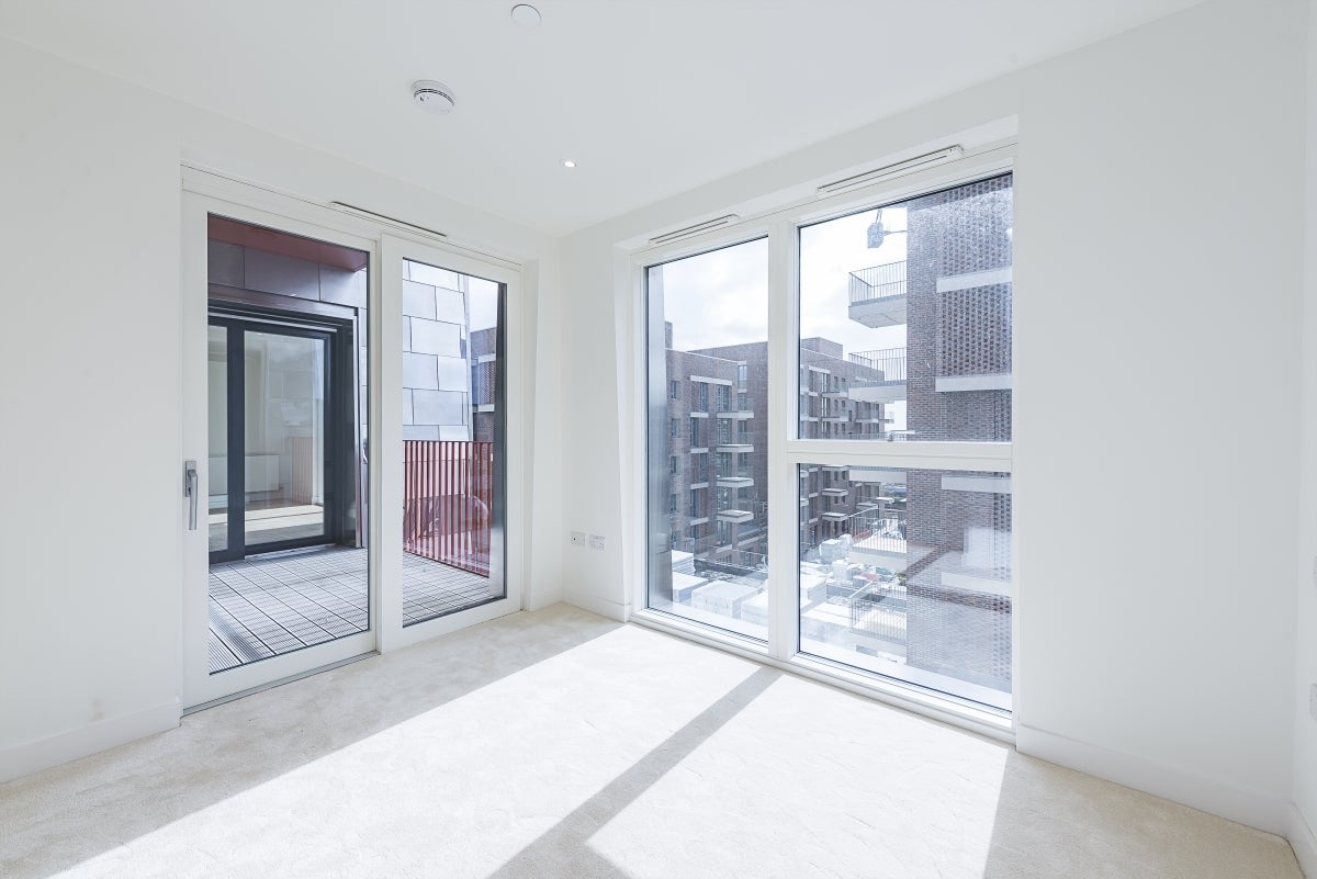 Flat Blyth Road in Greater London