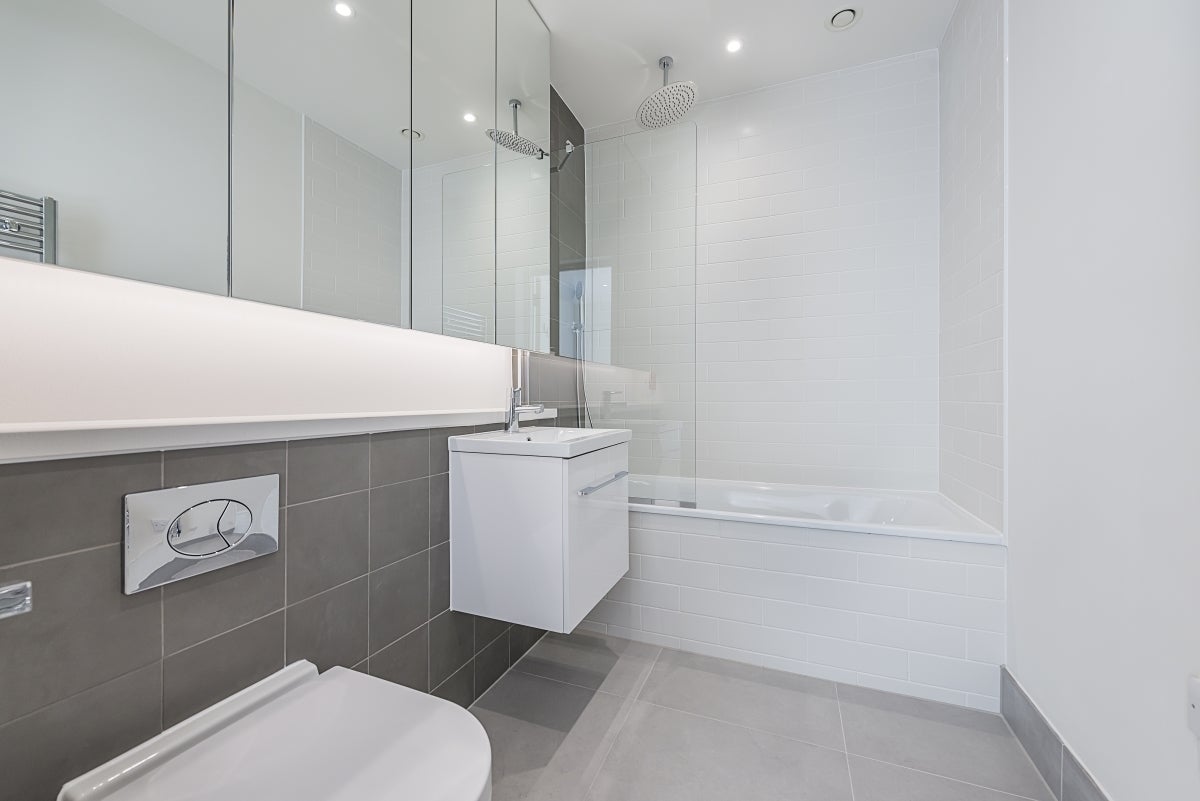Flat Blyth Road in Greater London