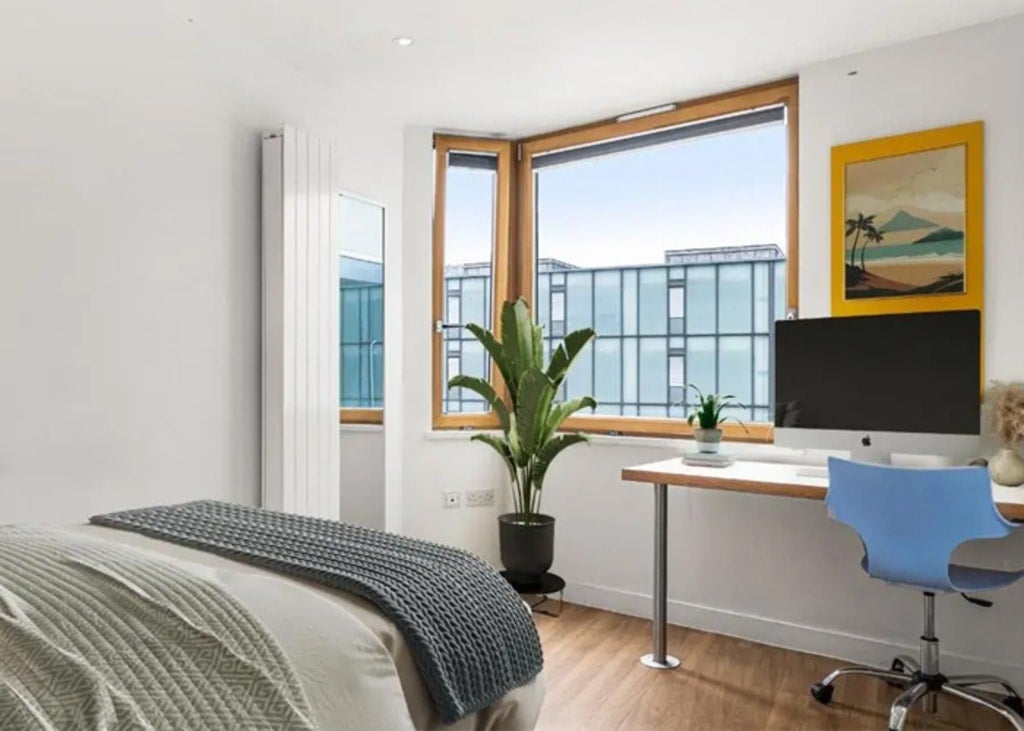 Room Braham Street in Greater London