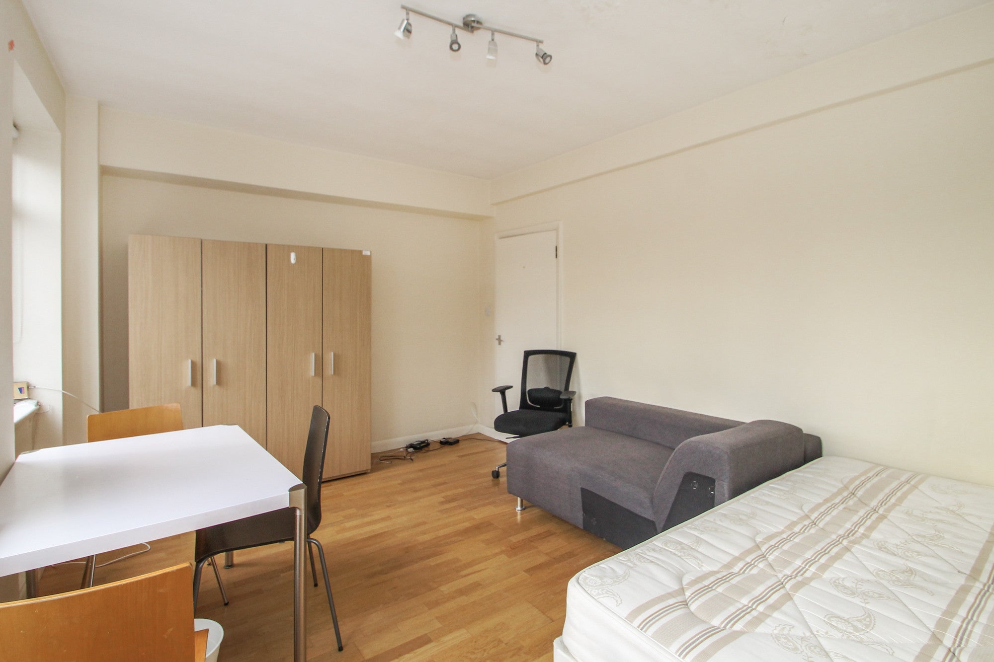Flat Hampstead Road in Greater London