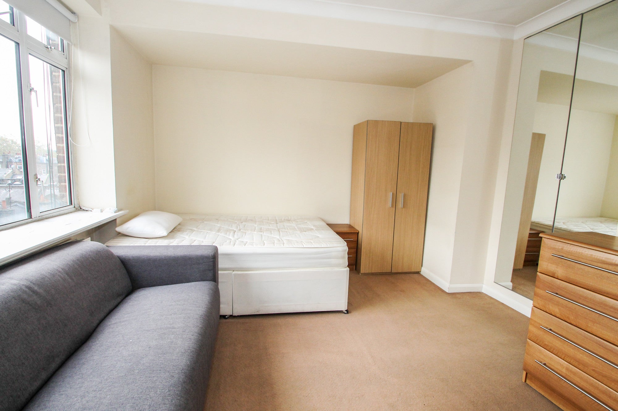 Flat Hampstead Road in Greater London
