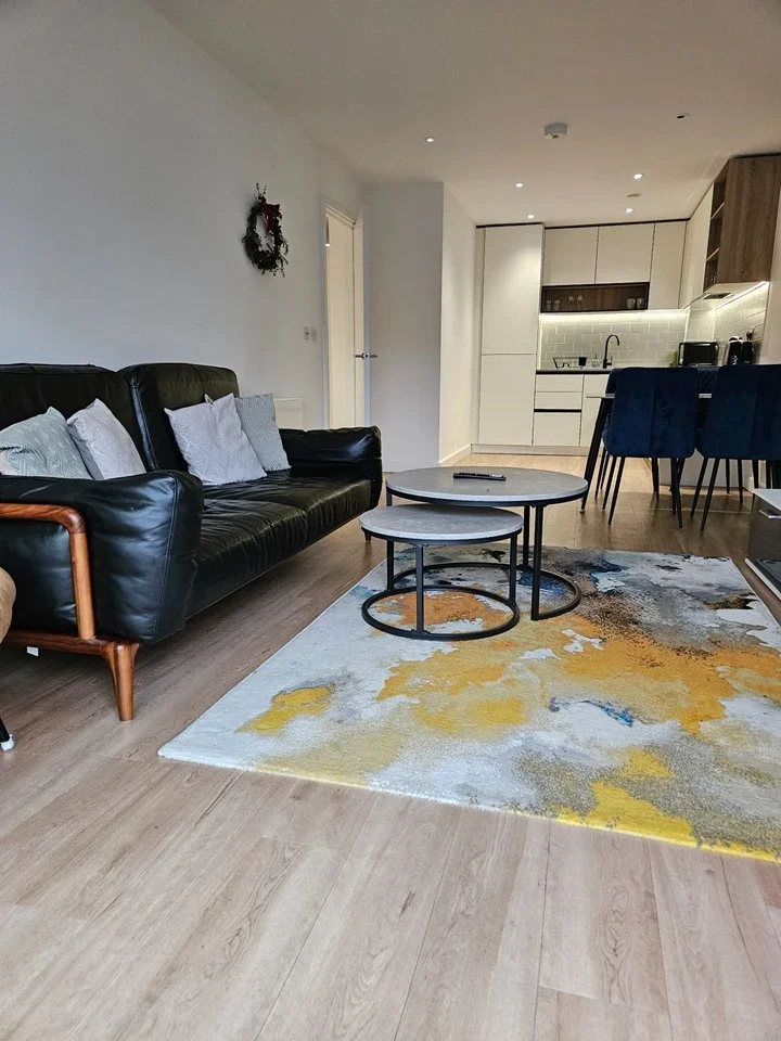 Flat Avion Crescent in Greater London