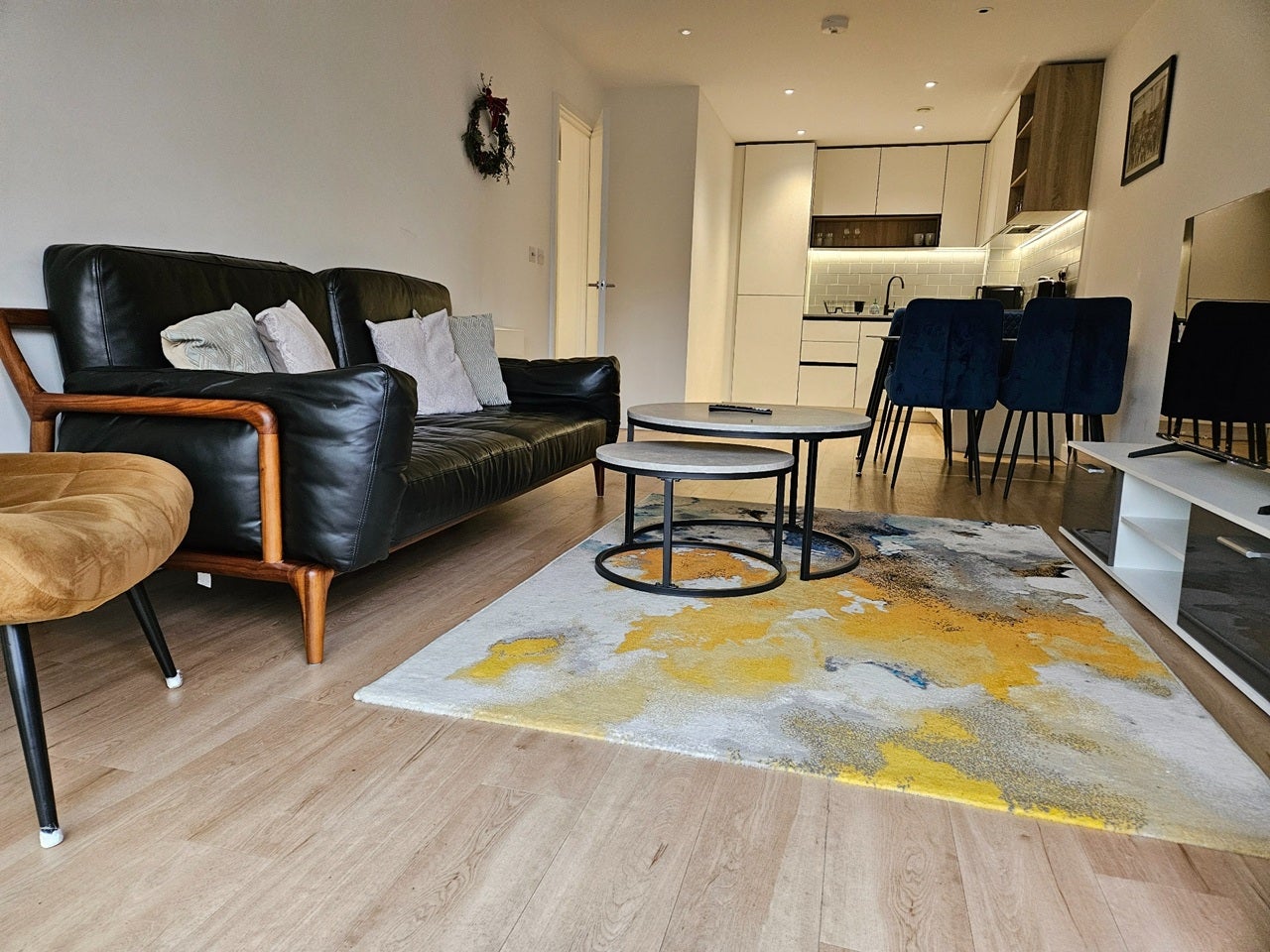 Flat Avion Crescent in Greater London