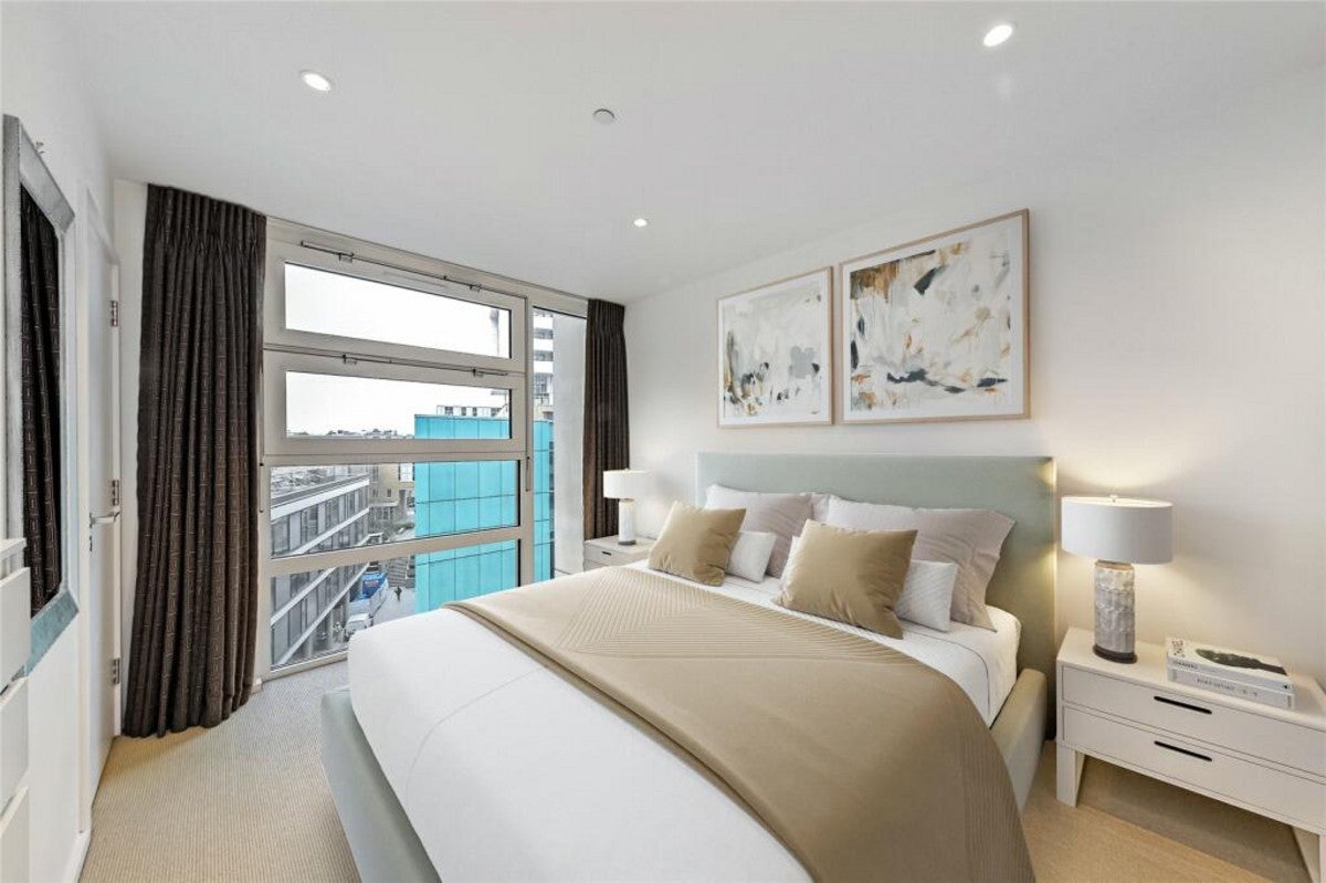 Flat Buckhold Road in Greater London