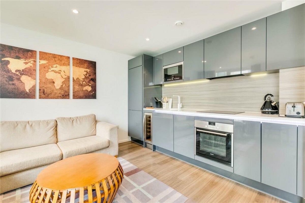 Flat Buckhold Road in Greater London