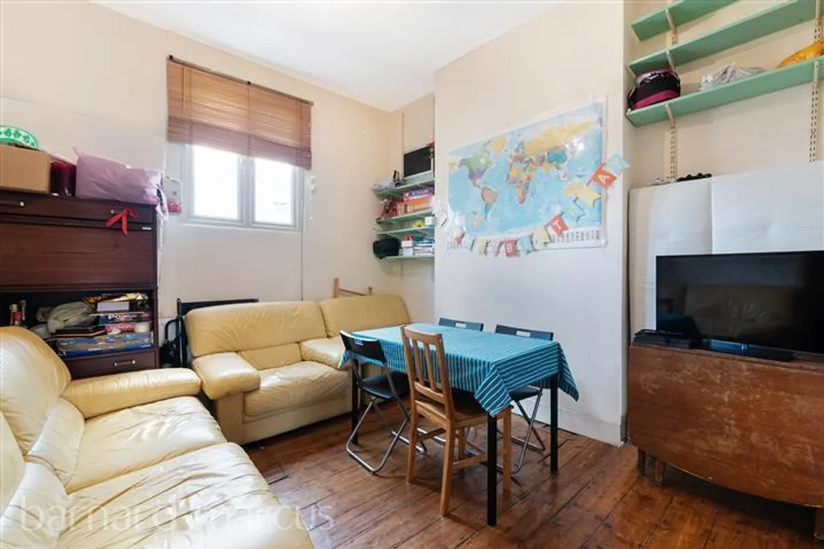 Room Kennington Road in Greater London